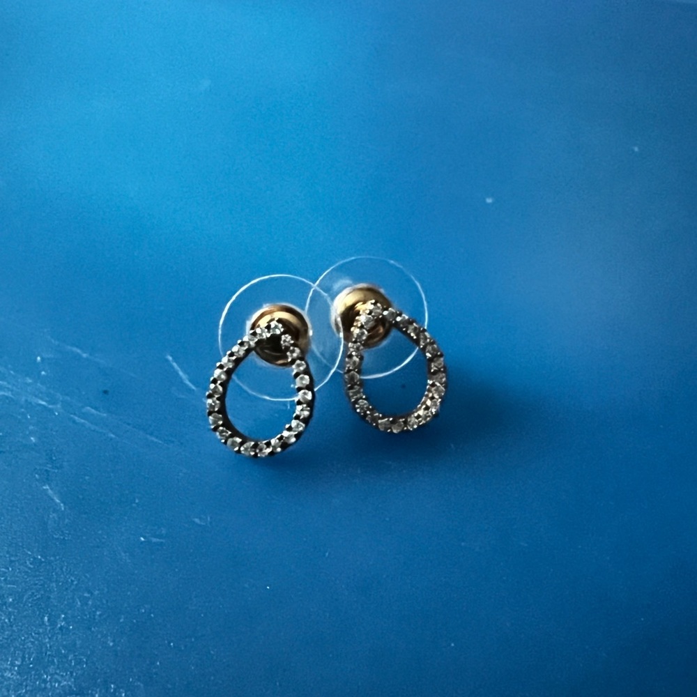 teardrop stud earrings